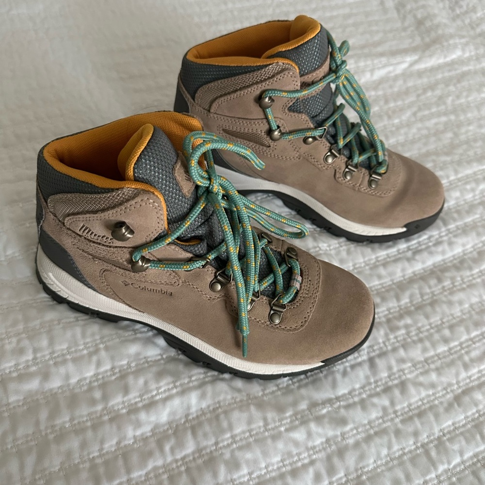 ONLY WORN ONCE WOMENS COLUMBIA NEWTON RIDGE WATERPROOF AMPED HIKING BOOT SIZE 7